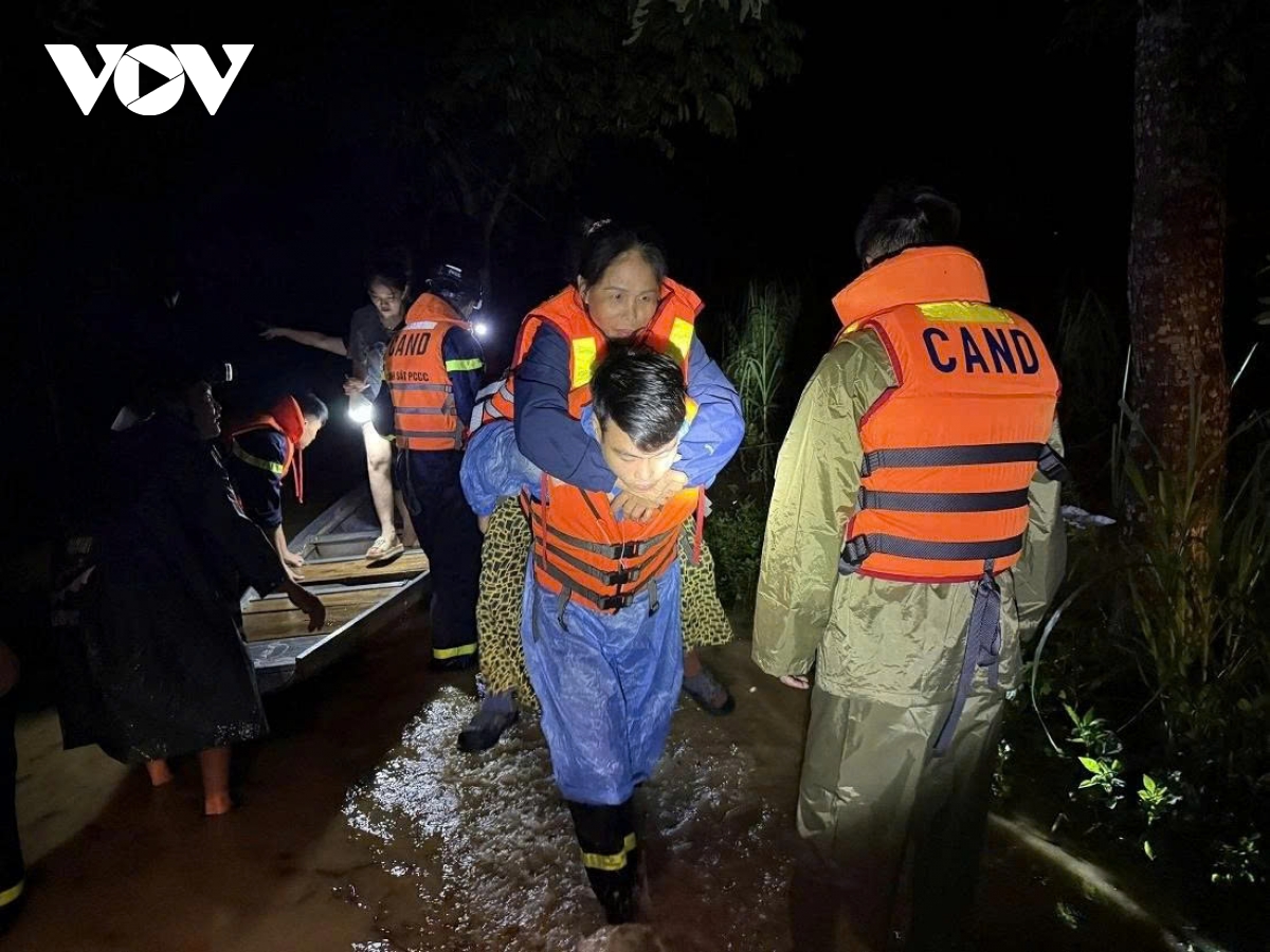 Flash floods, landslides leave three dead, one missing in Nghe An
